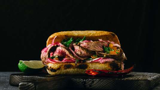 Σάντουιτς με Μπριζόλα και Relish Ντομάτας