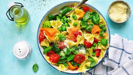 Μακαρόνια με Λαχανικά και Ταχίνι