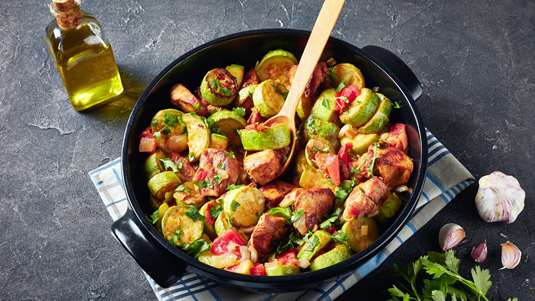 Κοτόπουλο µε Τρυφερά Κολοκυθάκια και Βασιλικό