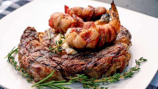 Surf and Turf με Χοιρινό και Γαρίδες