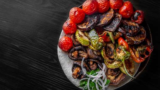 Λαχανικά στο Φούρνο Αρωματισμένα με Βασιλικό