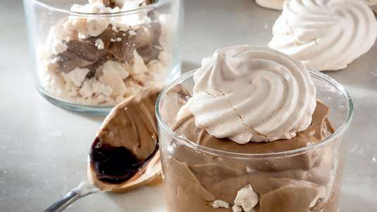 Γλυκό με Μαρέγκες και Κρέμα Σοκολάτας - Καφέ με Τυρί Κρέμα