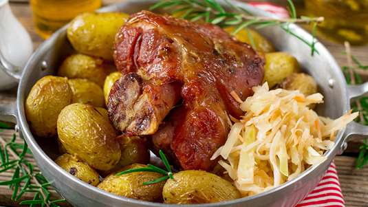 Κότσι Χοιρινό με Πατάτες Φούρνου