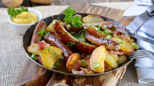 Πατάτες Γιαχνί με Λουκάνικα