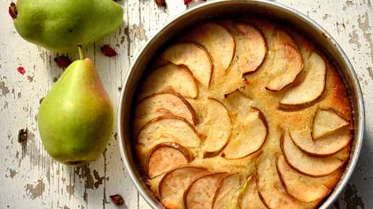 Εύκολο Κέικ με Μήλο ή Αχλάδι στο Ταψί