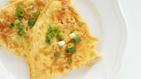 Κρεμμυδάκια με Αυγά στο Τηγάνι