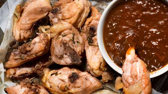 Παϊδάκια Κοτόπουλου με Σάλτσα Μπίρας