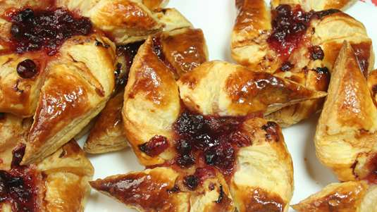 Γρήγορο Γλυκό με Σφολιάτα, Μαρμελάδα και Τριφτή Ζύμη