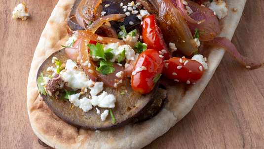Μελιτζάνες με Μπαχαρικά και Φέτα πάνω σε Πίτα για Σουβλάκι