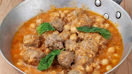 Ρεβίθια Κοκκινιστά με Κεφτεδάκια