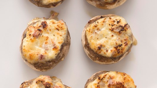 Μανιτάρια Γεμιστά με Λιαστές Ντομάτες και Κατσικίσιο Τυρί