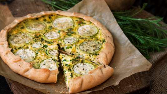 Ξεσκέπαστη Πίτα με Κολοκυθάκια