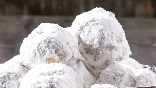 Κουραμπιεδάκια Γεμιστά με Χουρμάδες