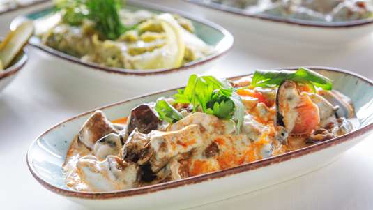 Μελιτζάνες με Μυρωδάτη Σάλτσα Γιαουρτιού