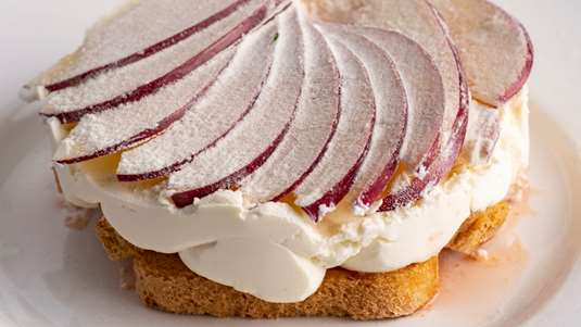 Τσιζ Κέικ με Μήλα και Τυρί Κρέμα