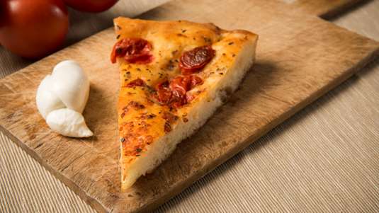 Φοκάτσια με Ντομάτα και Μυρωδικά