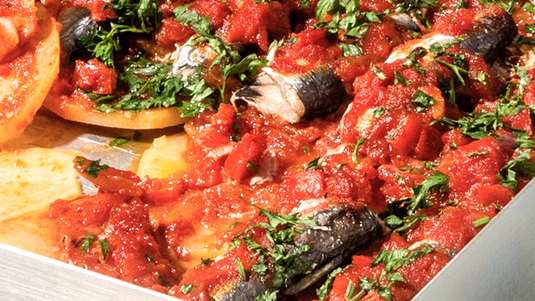 Γαύρος Πλακί με Ντομάτα, Μαϊντανό και Ούζο