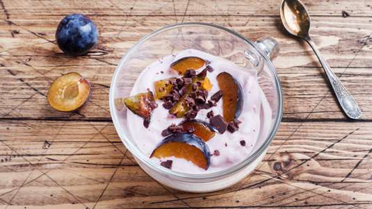 Γιαουρτόγλυκο με Δαμάσκηνα
