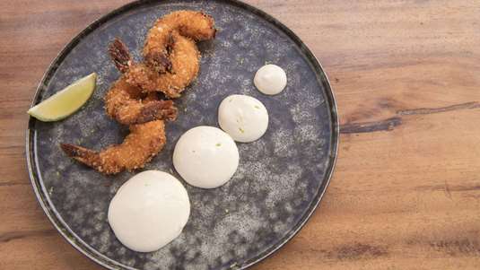 Γαρίδες σε Κρούστα με Λευκό Ταραμά του Βασίλη Τζίμα