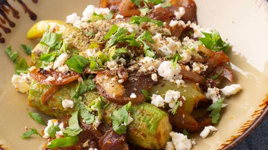 Κολοκυθάκια Γιαχνί με Φέτα και Πιπεριές