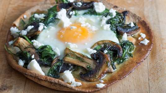 Πίτσα με Σπανάκι, Μανιτάρια και Αυγά