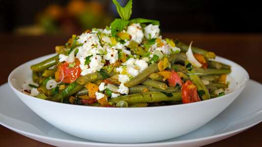 Σαλάτα με Λαχανικά και Ξινομυζήθρα
