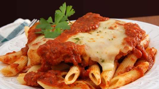 Μακαρόνια με Κοτόπουλο, Κοκκινιστό με Γαρίφαλο και Βασιλικό