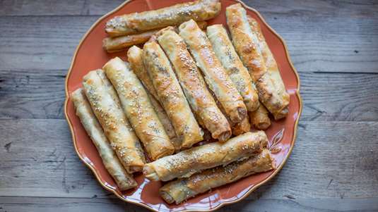 Φλογέρες με Σουτζούκι και Κασέρι