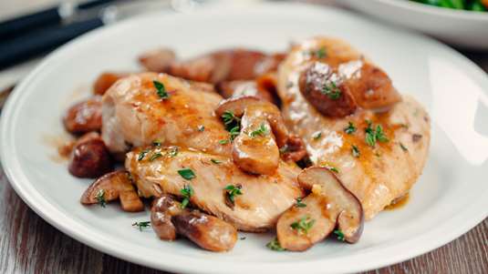 Κοτόπουλο με Μανιτάρια και Κρασί