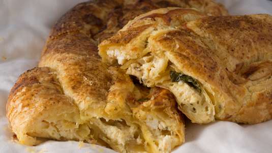 Αλμυρό Τσουρέκι με Σφολιάτα και 3 Τυριά