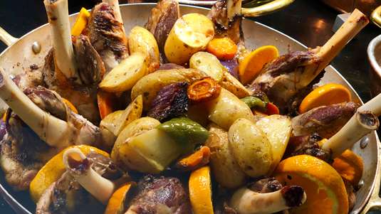 Κατσικάκι με Αγκινάρες και Πατάτες