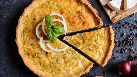 Τάρτα με Κρεμμύδι και Φρέσκο Βασιλικό
