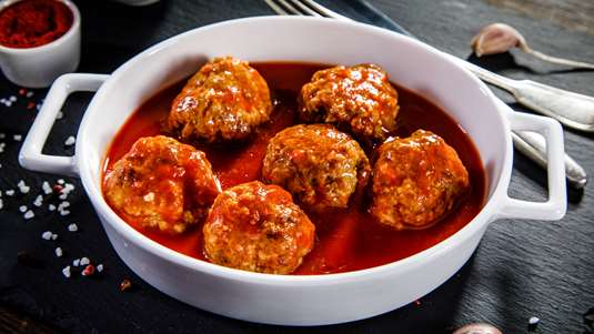 Κεφτεδάκια με Βασιλικό σε Κόκκινη Σάλτσα