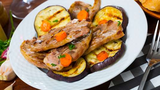 Κατσικάκι Λεμονάτο με Μελιτζάνες