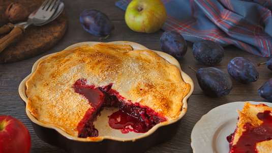 Τάρτα Μαρέγκα με Δαμάσκηνα