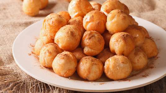 Λουκουμάδες με Tυρί Κύθνου