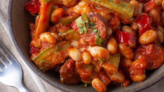 Φασόλια Χάντρες με Λαχανικά και Λουκάνικο