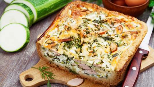 Ζουμερή Πίτα με Λουκάνικο και Κολοκυθάκια