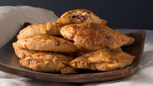 Ιταλικά Πιτάκια με Σαλάμι και Μοτσαρέλα