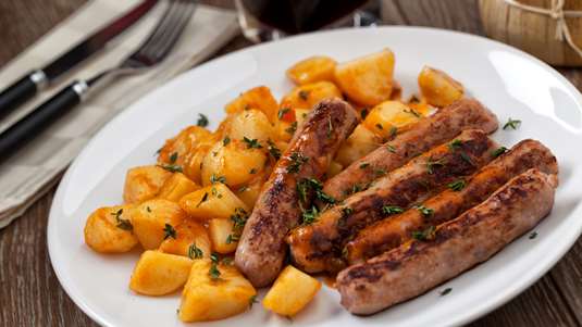 Πατάτες Γιαχνί με Λουκάνικα