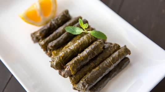 Λαχανοντολμάδες με Αμύγδαλα και Κουκουνάρι