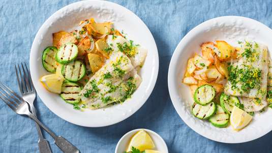 Ψάρι Αυγολέμονο με Κολοκύθια και Πατάτες