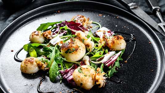 Σουπιές Γιαχνί με Χόρτα