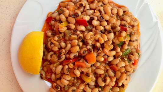 Μαυρομάτικα Κοκκινιστά με Λαχανικά