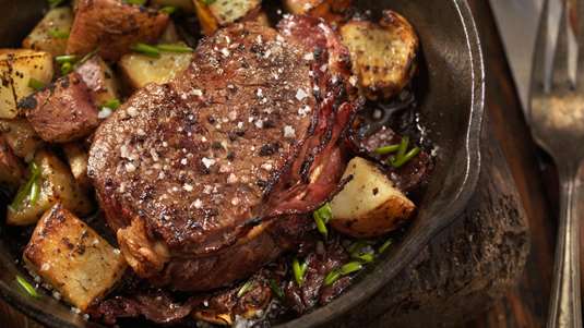 Χοιρινό στη Γάστρα με Πατάτες και Φέτα