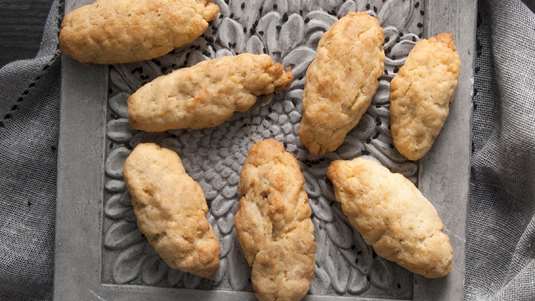 3 συνταγές για πεντανόστιμα τυροπιτάκια