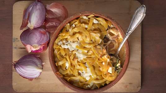 Παστίτσιο με Καραμελωμένα Κρεμμύδια και Μυζήθρα