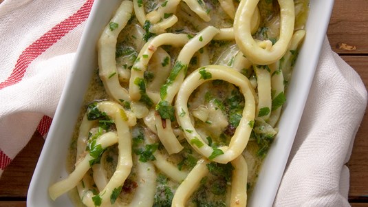 Καλαμαράκια Σαγανάκι με Κρητική Γραβιέρα