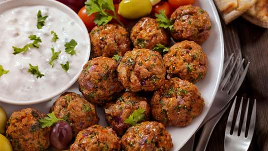 Κεφτεδάκια σε Φύλλο Κρούστας με Ελαφρύ Τζατζίκι