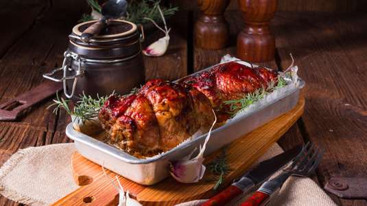 Χοιρινό Ρολό με Δαμάσκηνα και Γραβιέρα